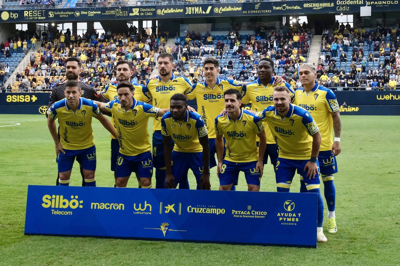 Fotos: el Cádiz da a su afición la primera alegría en casa en la jornada 12