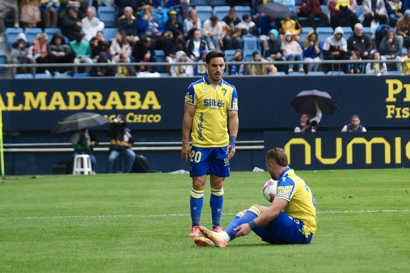 Fotos: el Cádiz da a su afición la primera alegría en casa en la jornada 12