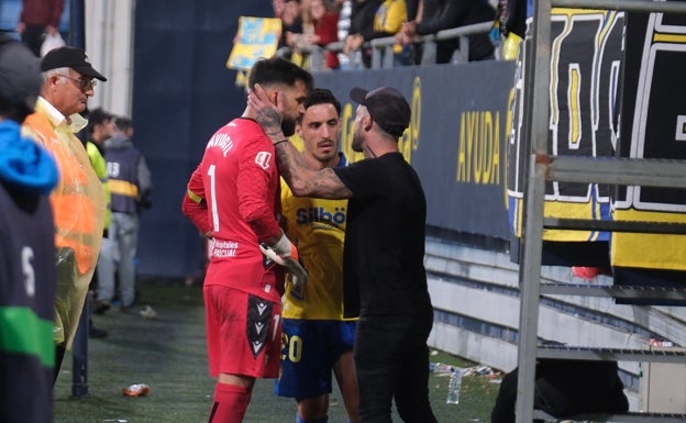 Iza y David Gil hablan con un miembro de Brigada tras el derbi ante el Málaga.