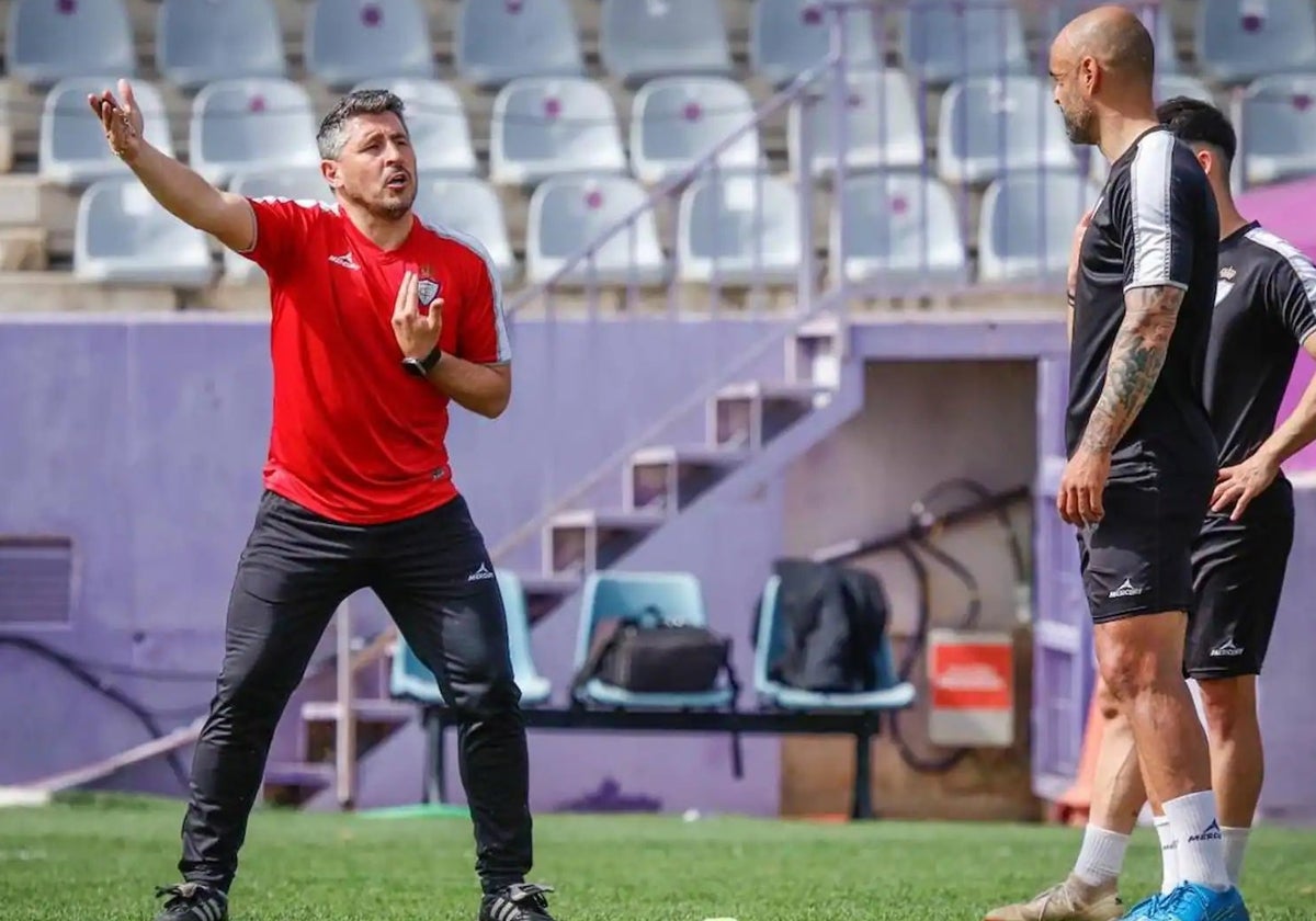 Roberto Peragón, a la izquierda, entrenador del Real Jaén.