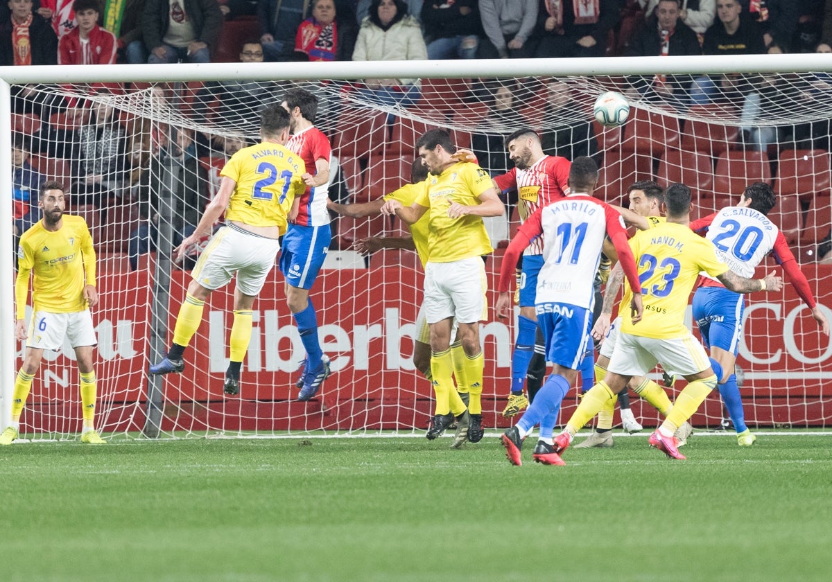 El Cádiz visitó por última vez en Liga El Molinón en la 19/20.