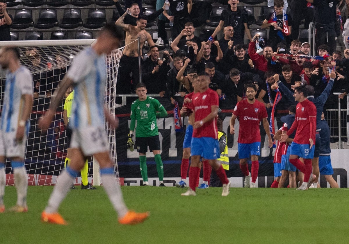 El Málaga fue eliminado por su vecino Estepona (3-2).