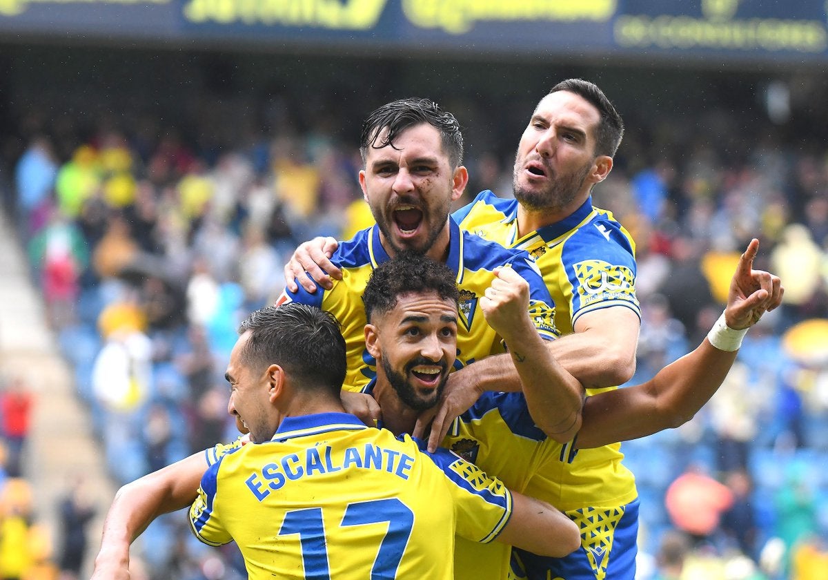 Los jugadores del Cádiz CF celebran el tanto de Chris Ramos