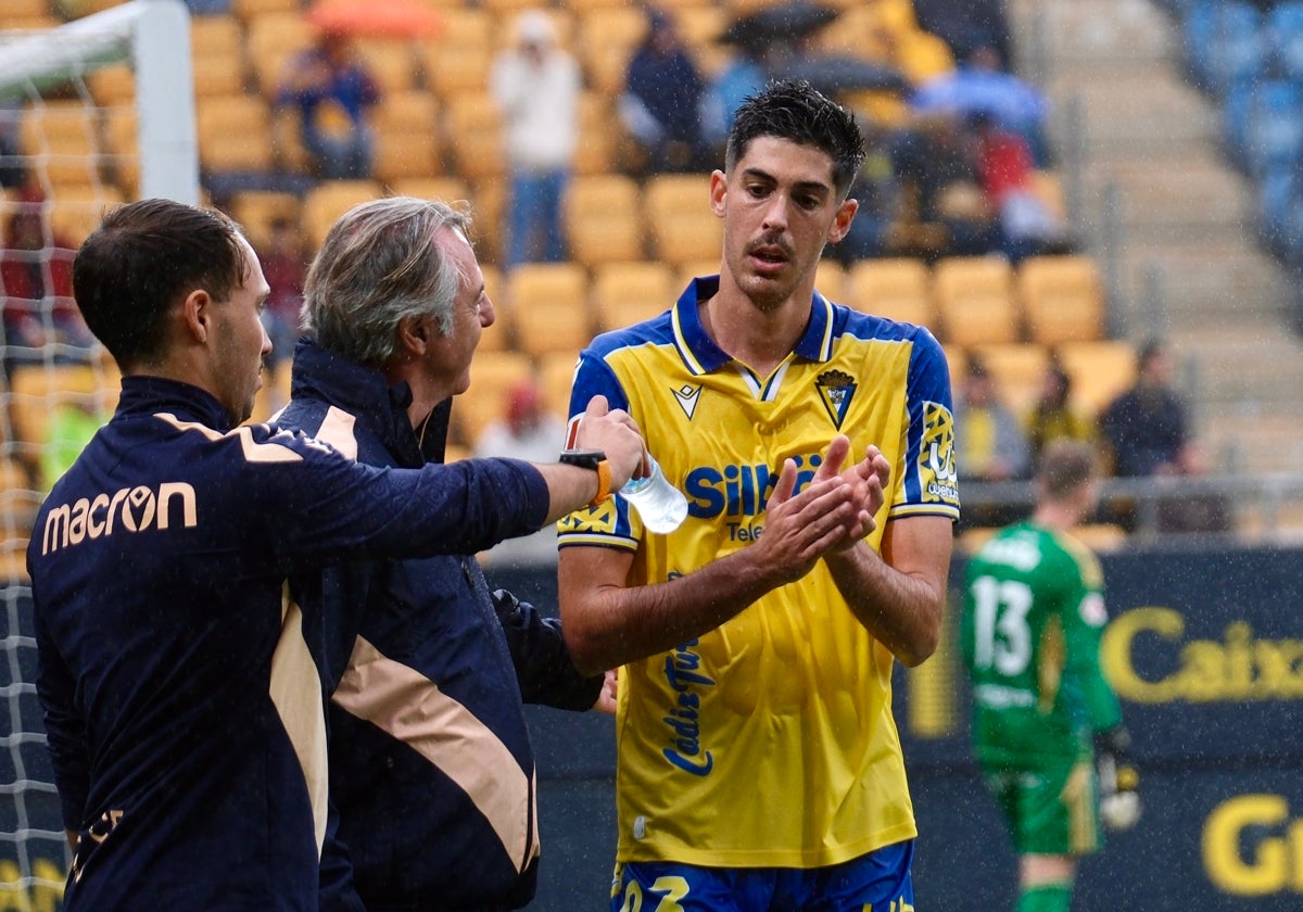 Carlos Fernández todavía no ha visto puerta con el Cádiz CF esta temporada.