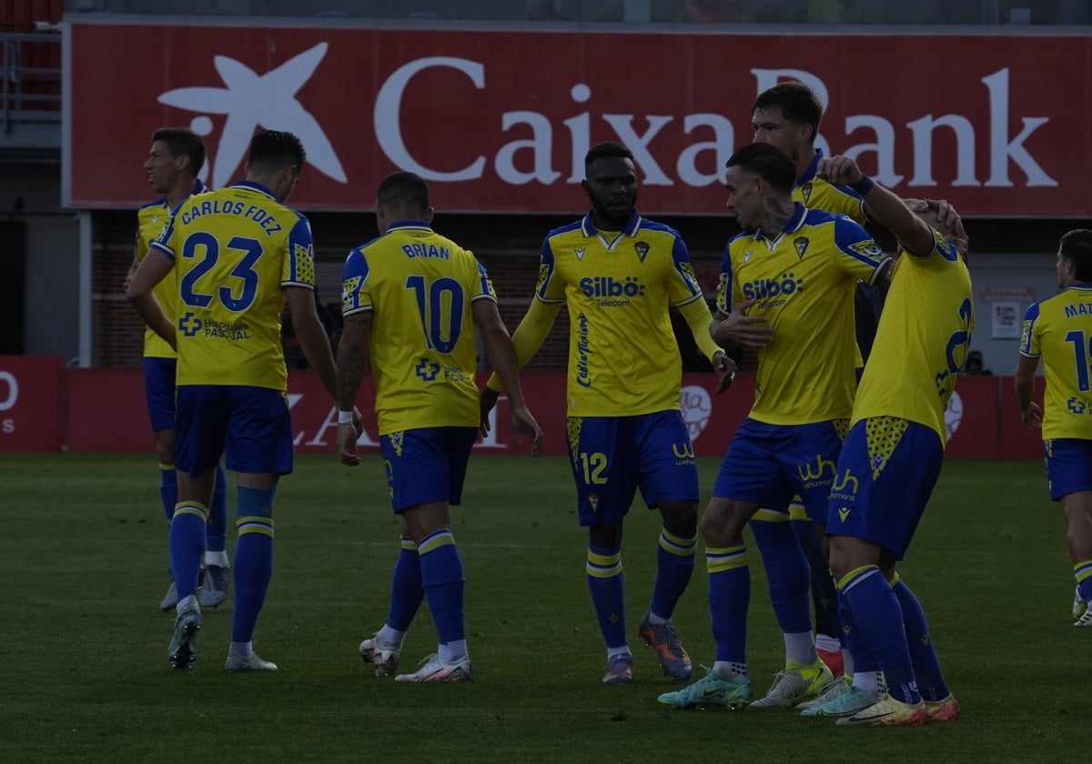 Los jugadores del Cádiz celebran uno de los tantos de Ontiveros