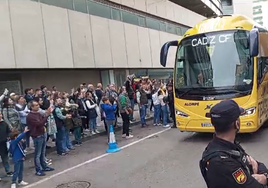 (Vídeo)Frío recibimiento al autobús del Cádiz