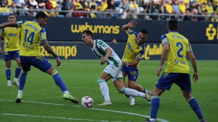 Fotos: El Cádiz se lleva el derbi andaluz ante el Córdoba