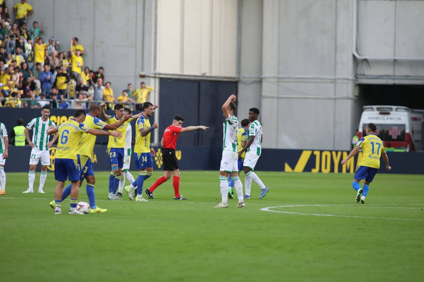 Fotos: El Cádiz se lleva el derbi andaluz ante el Córdoba