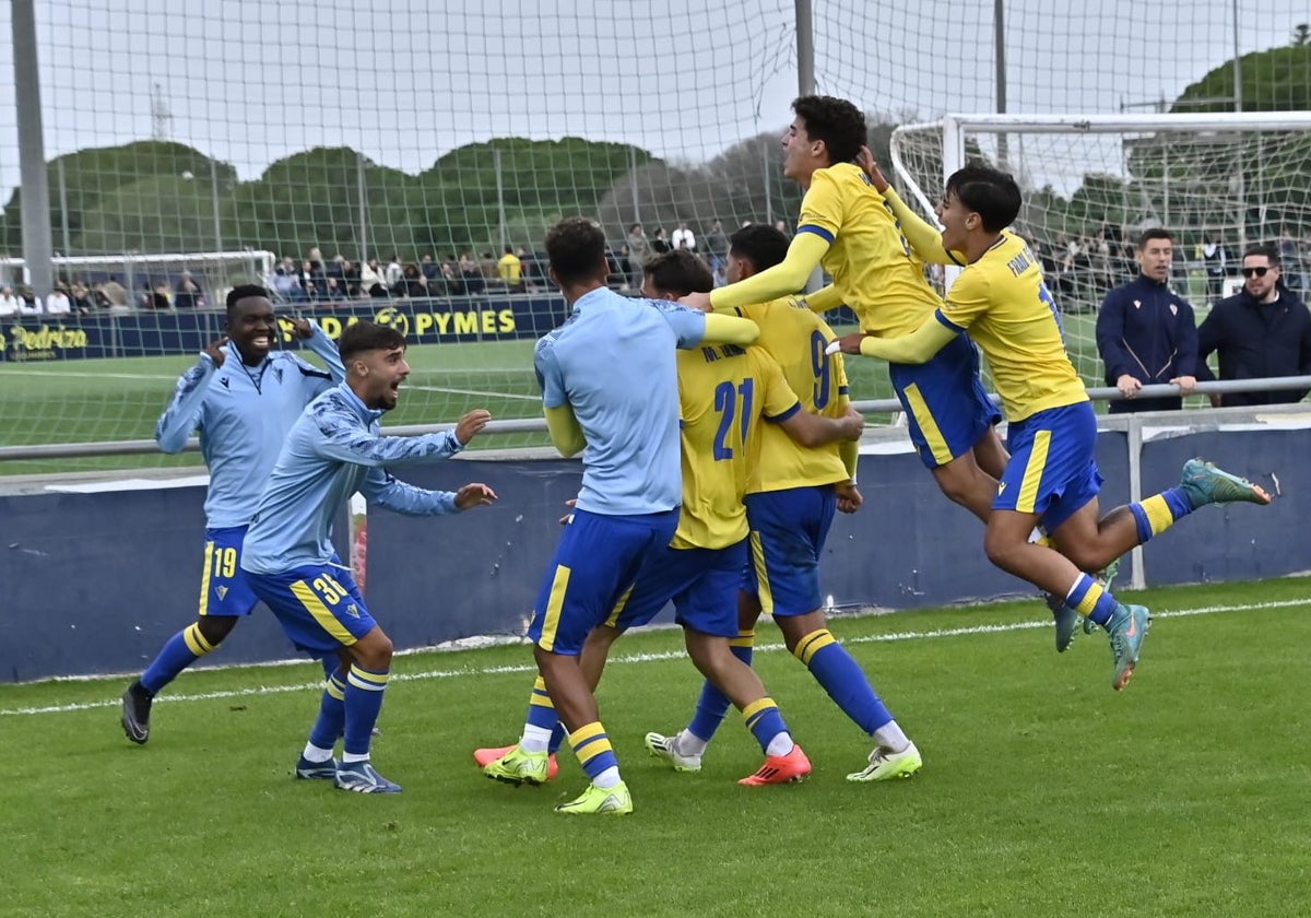 Los jugadores del Mirandilla celebran uno de los tantos