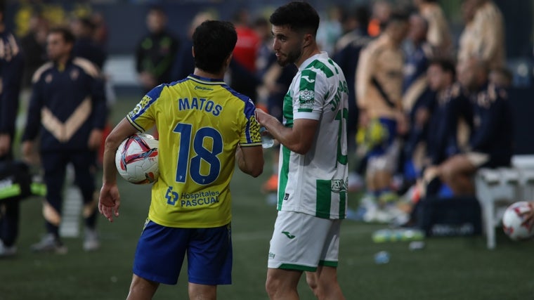 Matos habla con Jacobo en el reciente Cádiz - Córdoba.