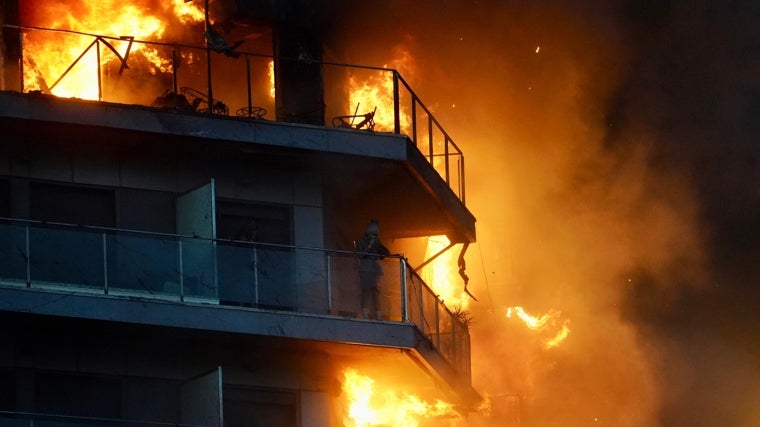 Imagen del terrible incendio en El Campanar, donde Roger Martí vivía durante su etapa en el Levante.