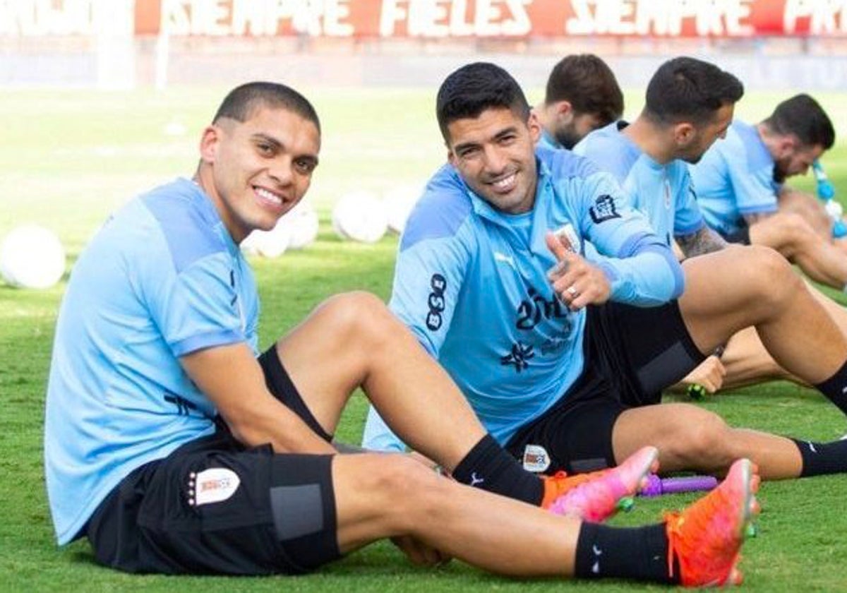 Brian Ocampo y Luis Suárez con la selección uruguaya de fútbol.