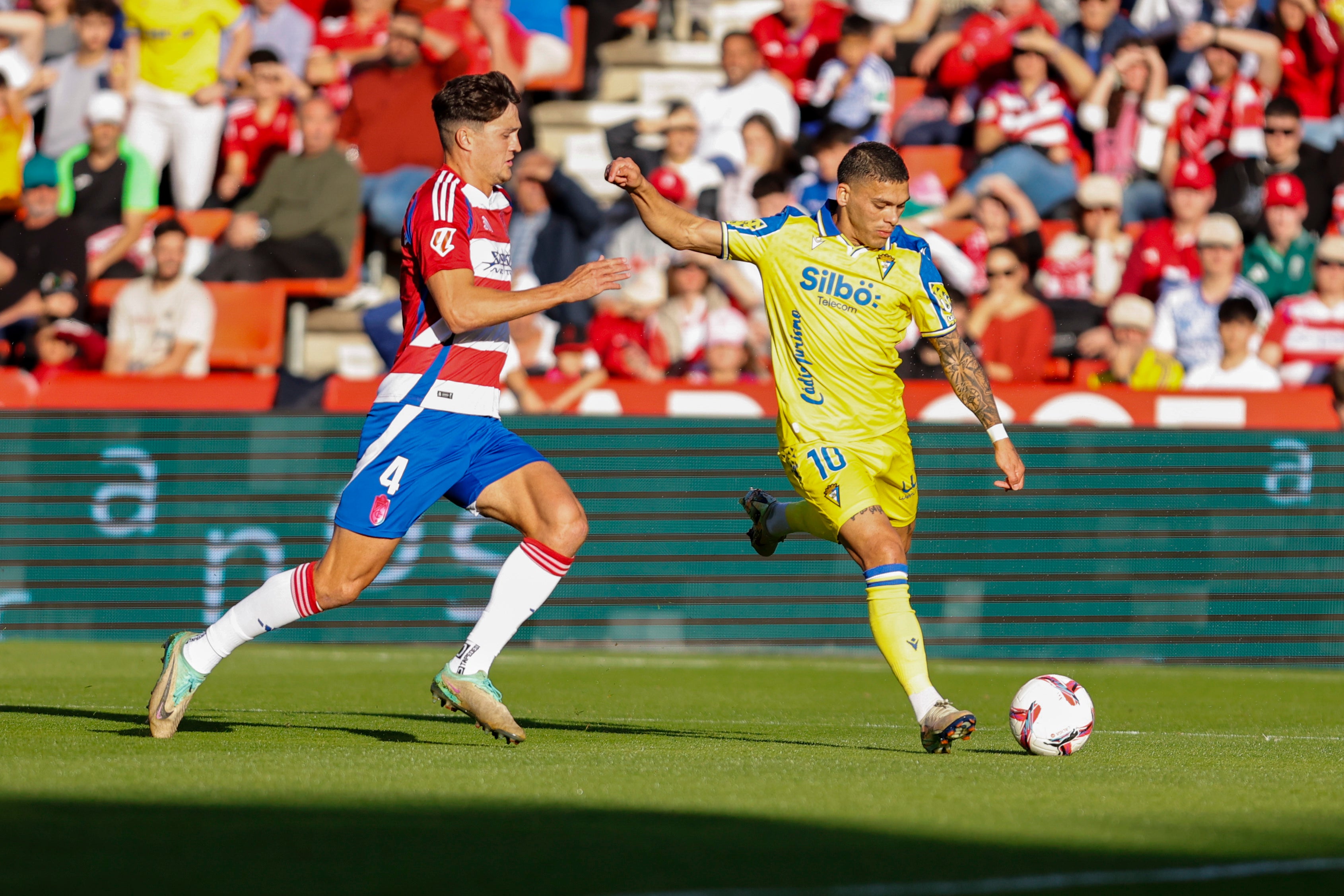 Fotos: El Cádiz no puede ganar en Granada, pero no pierde