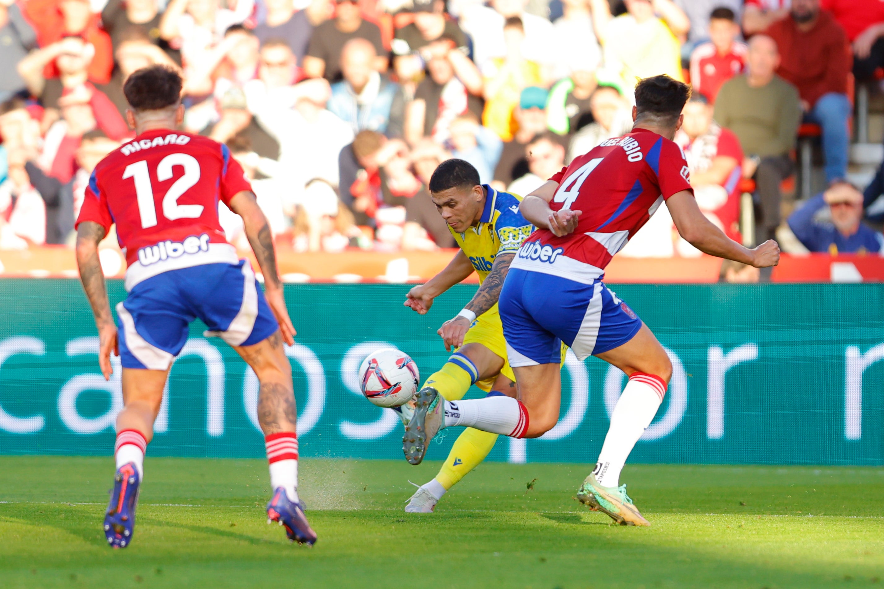 Fotos: El Cádiz no puede ganar en Granada, pero no pierde