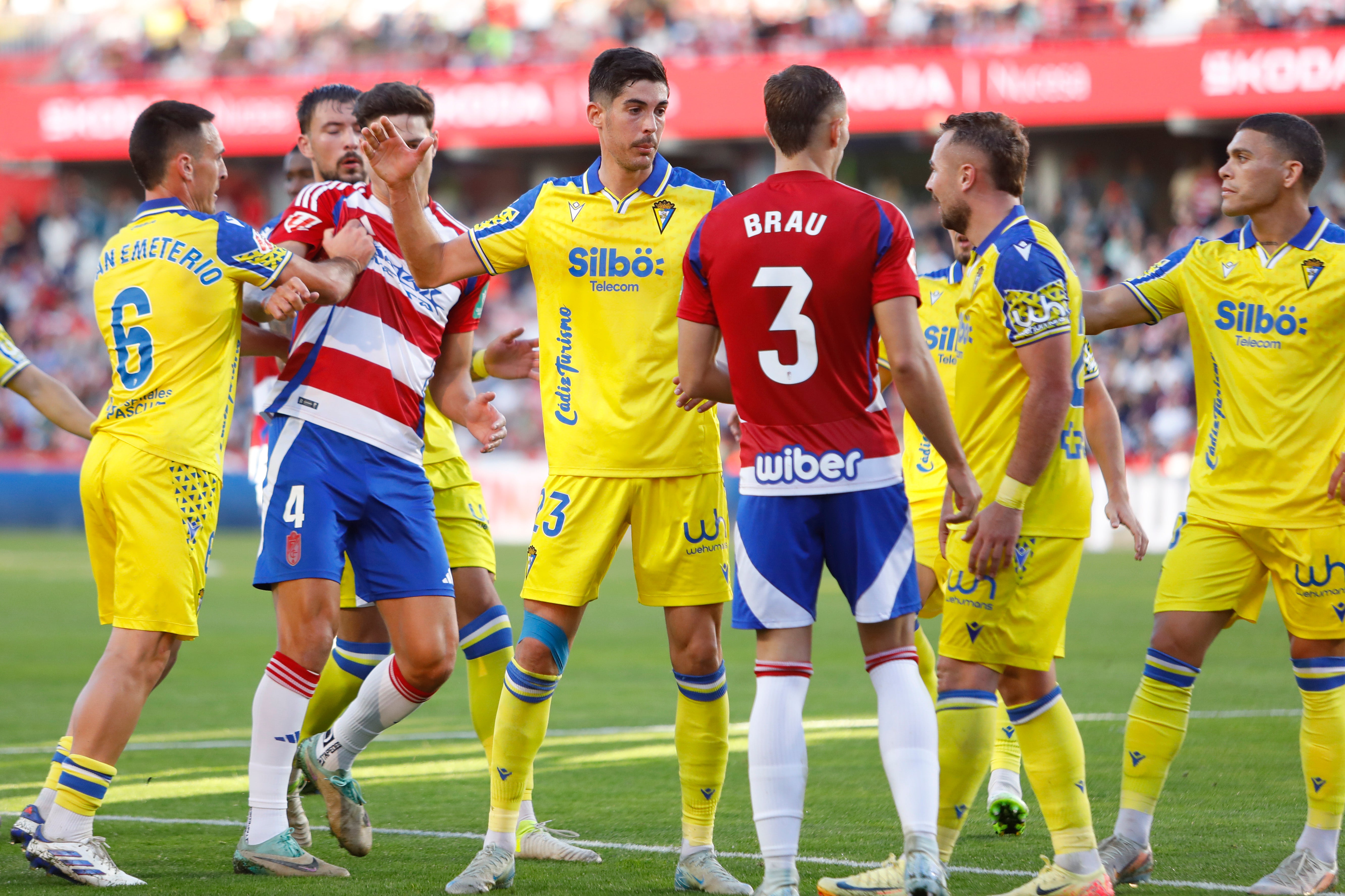 Fotos: El Cádiz no puede ganar en Granada, pero no pierde