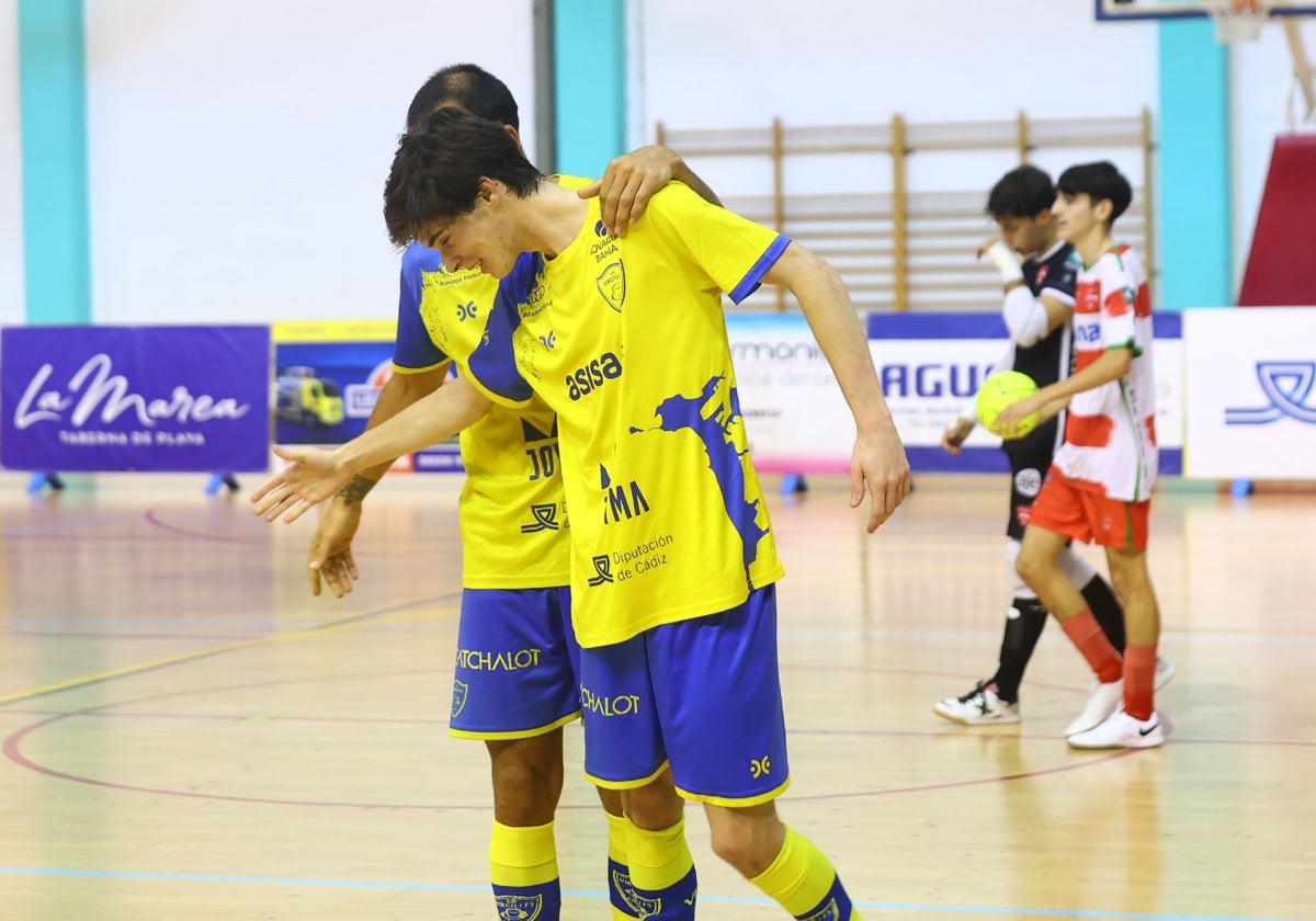 Los gaditanos celebran uno de los goles.