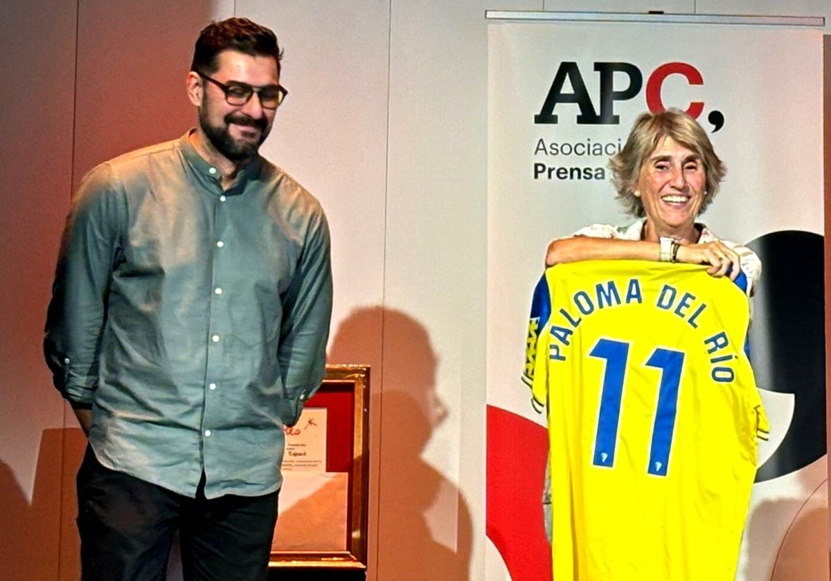 Paloma del Río posa con una camiseta del Cádiz CF.