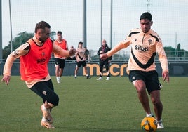 Luis Morales, la gran novedad en el primer entrenamiento de la semana en el Cádiz CF