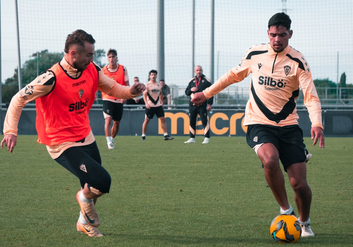 Javi Ontiveros y Luis Morales en un entrenamiento del Cádiz CF.