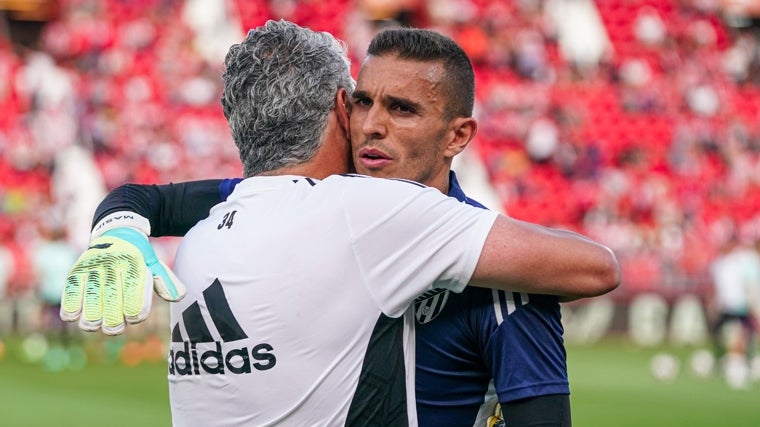 Santiesteban abraza a Masip durante su etapa en el Valladolid.