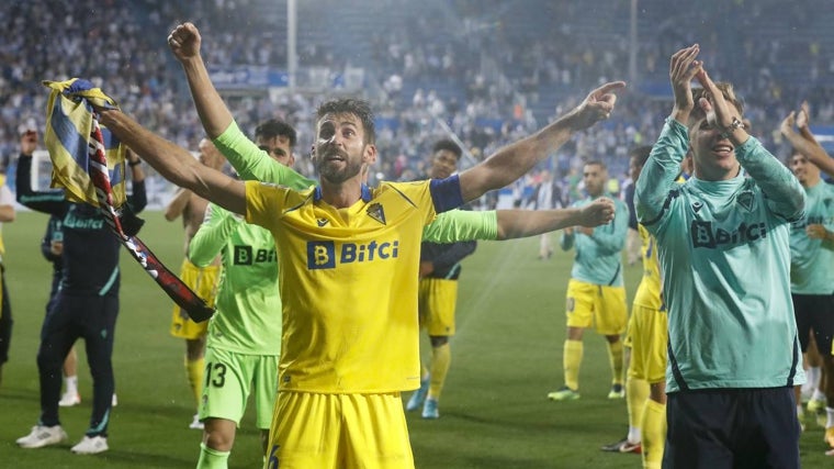 José Mari celebra la permanencia del Cádiz CF en Primera en Mendizorroza.