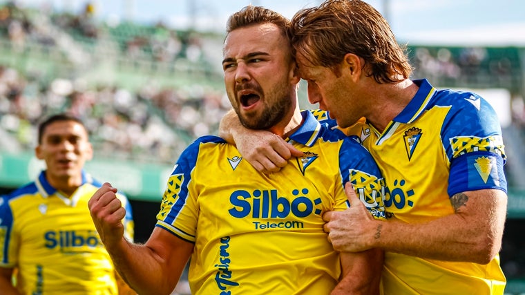 Javi Ontiveros celebra uno de sus goles con el Cádiz CF.