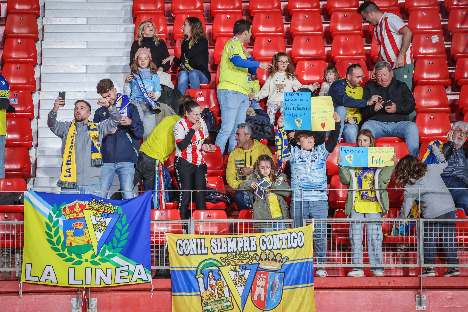 Las imágenes del Almería-Cádiz: otra polémica arbitral que fastidia una victoria