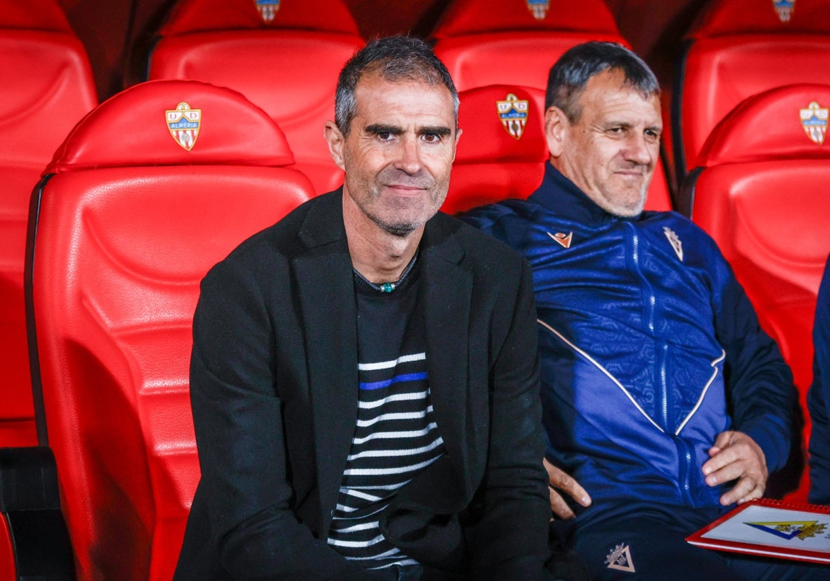 Gaizka Garitano, en el banquillo del UD Almería Stadium