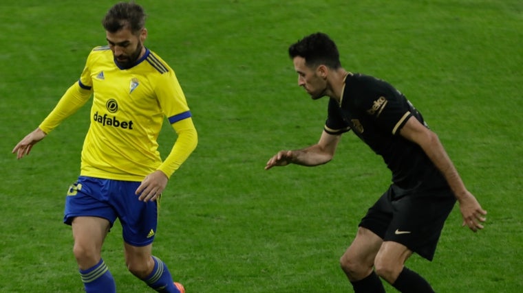 Alberto Perea durante un Cádiz - Barça en Primera.