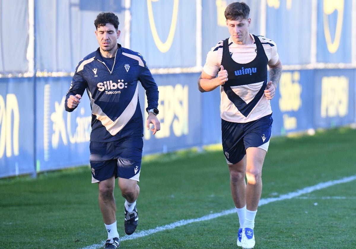 Iker Recio, nuevo fichaje del Cádiz CF, ya entrena en El Rosal.