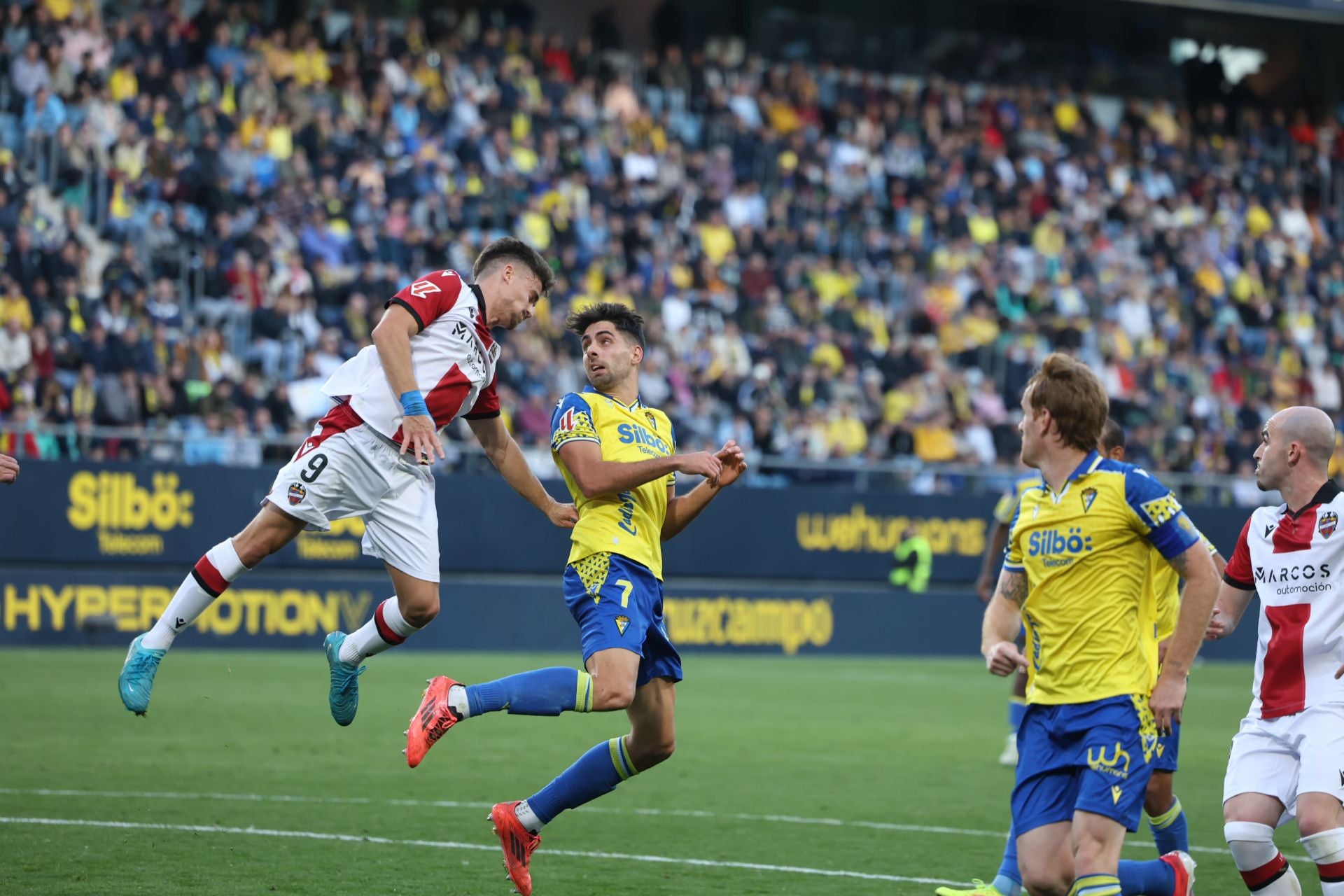 Fotos: las imágenes del Cádiz CF-Levante, un duelo de alta intensidad