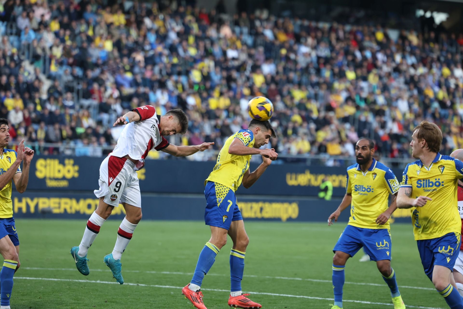 Fotos: las imágenes del Cádiz CF-Levante, un duelo de alta intensidad