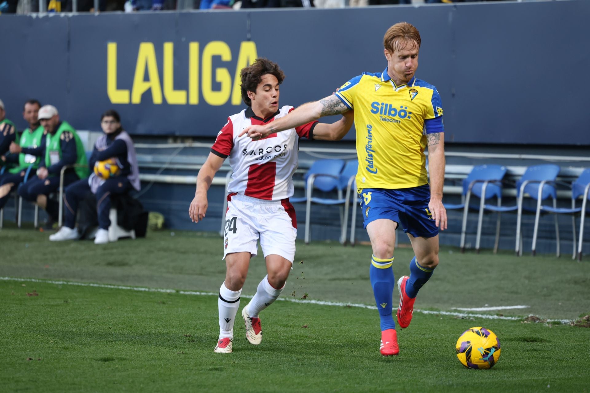 Fotos: las imágenes del Cádiz CF-Levante, un duelo de alta intensidad