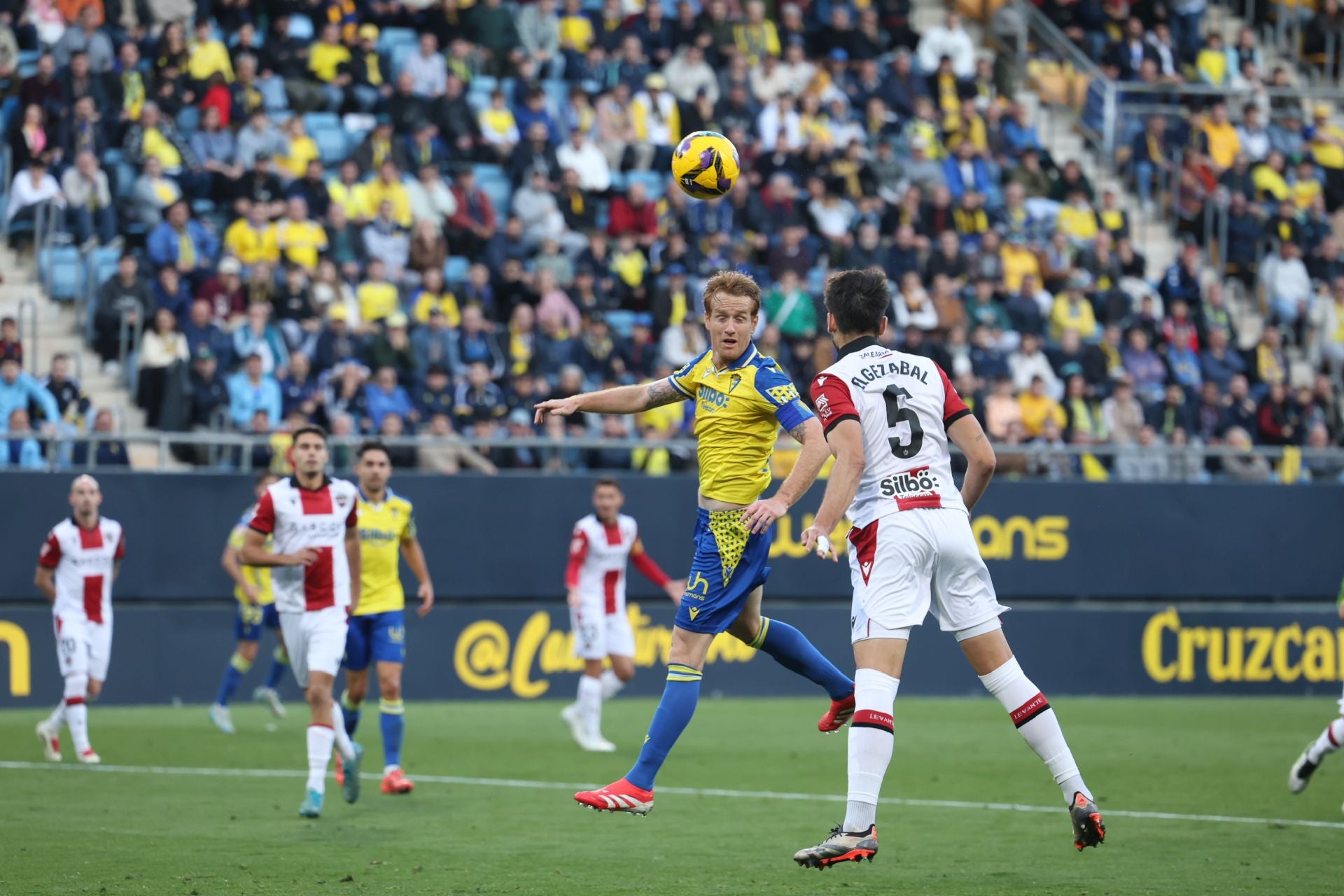 Fotos: las imágenes del Cádiz CF-Levante, un duelo de alta intensidad