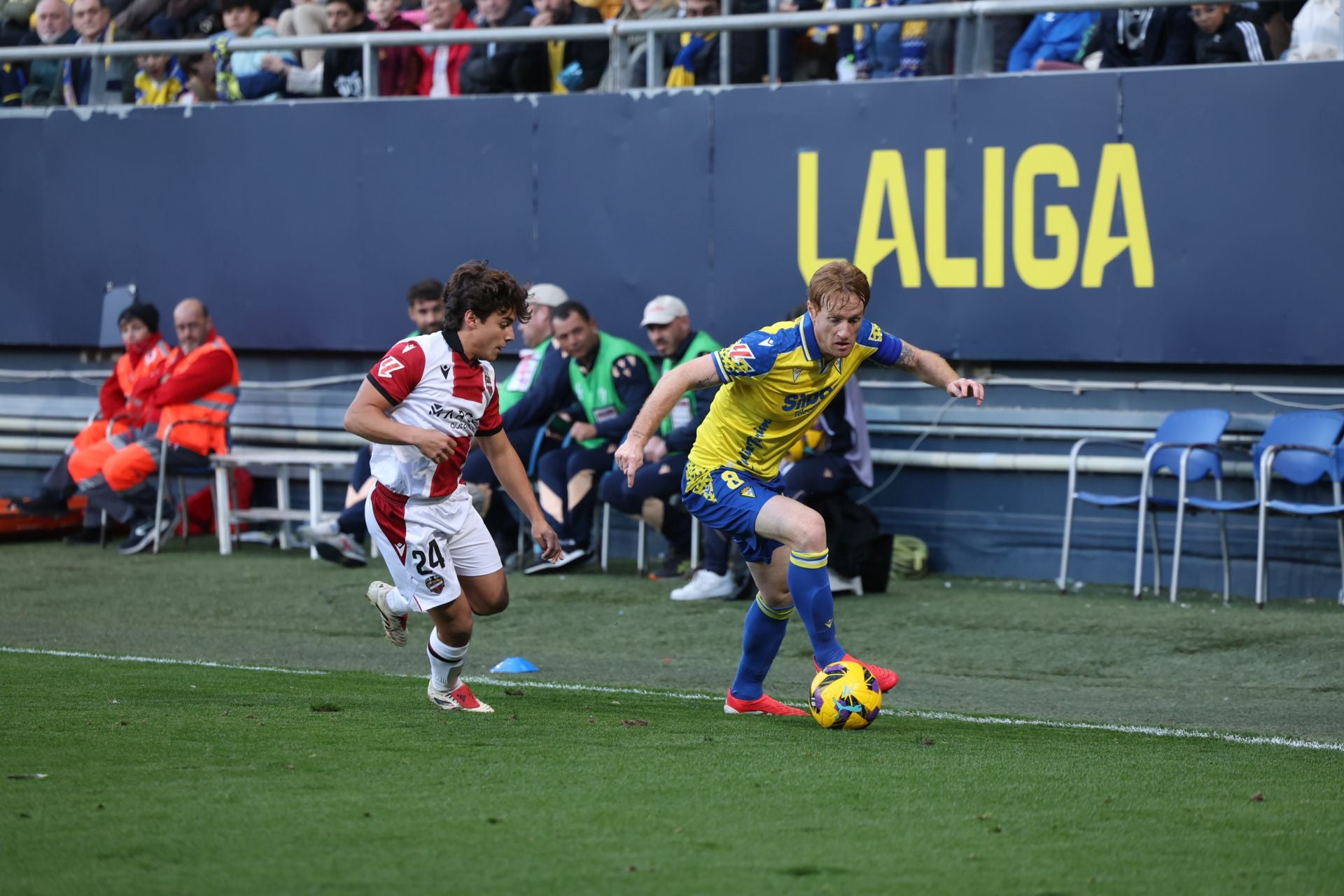 Fotos: las imágenes del Cádiz CF-Levante, un duelo de alta intensidad