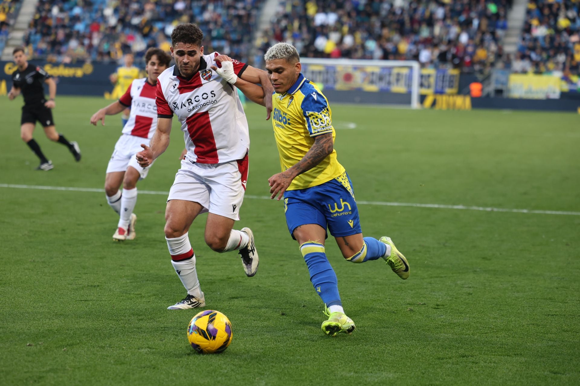 Fotos: las imágenes del Cádiz CF-Levante, un duelo de alta intensidad