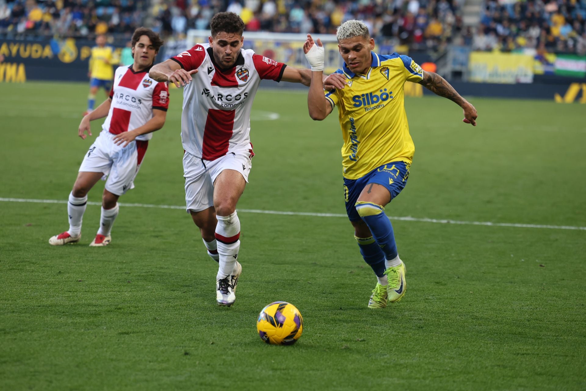 Fotos: las imágenes del Cádiz CF-Levante, un duelo de alta intensidad