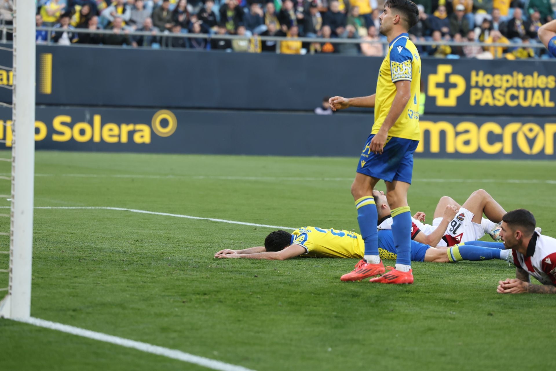 Fotos: las imágenes del Cádiz CF-Levante, un duelo de alta intensidad