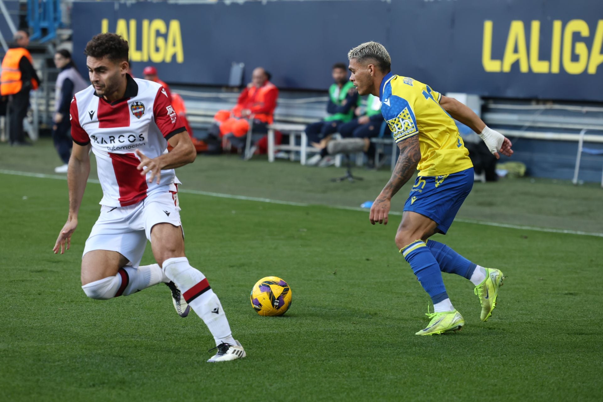 Fotos: las imágenes del Cádiz CF-Levante, un duelo de alta intensidad