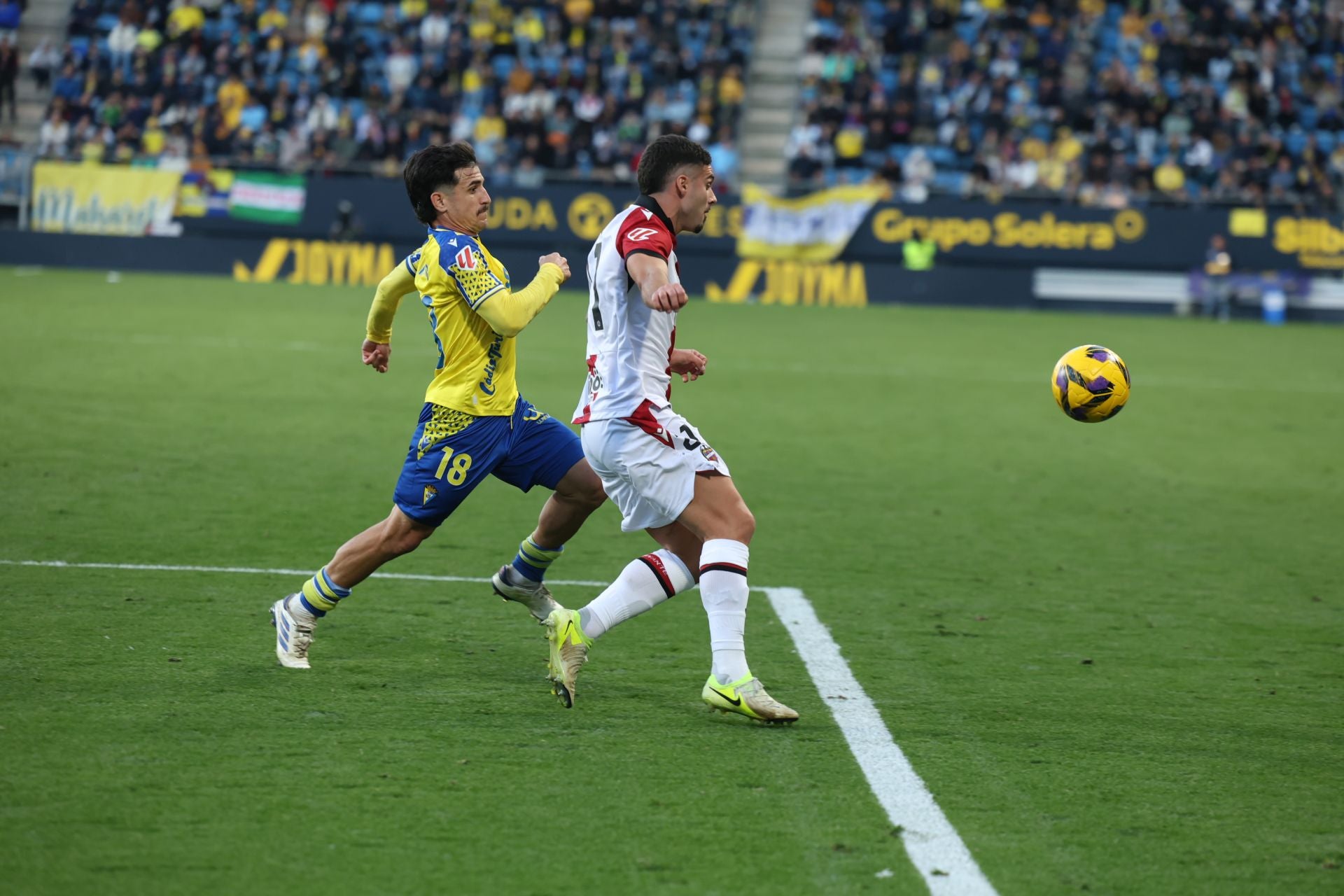 Fotos: las imágenes del Cádiz CF-Levante, un duelo de alta intensidad