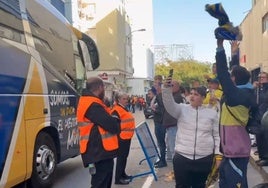 Ni frío ni caliente: así ha sido el recibimiento al autobús del Cádiz antes del partido contra el Levante