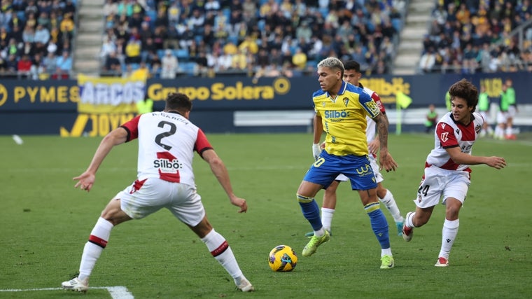 Brian Ocampo durante el Cádiz - Levante.