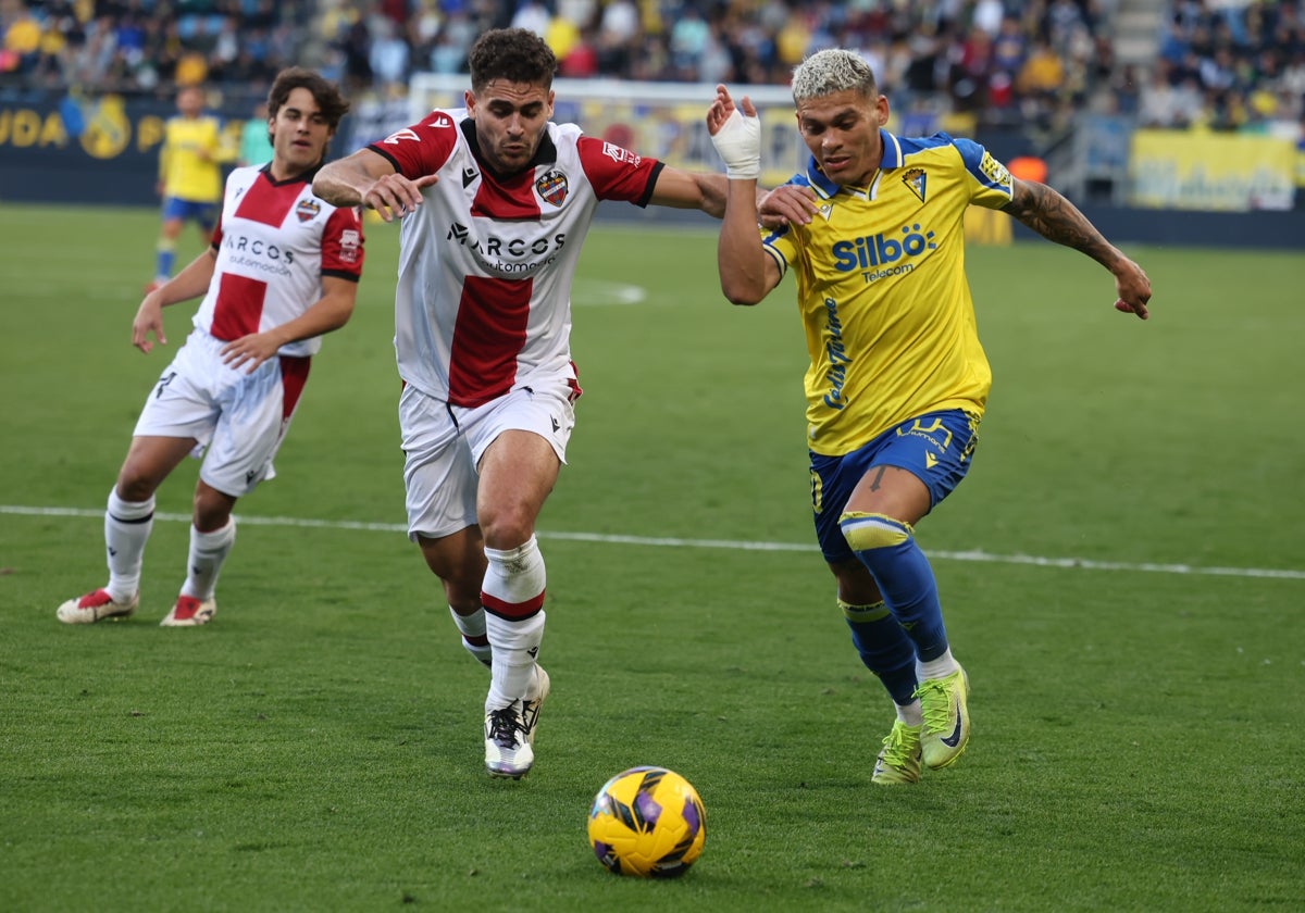 Brian Ocampo, extremo uruguayo del Cádiz CF.