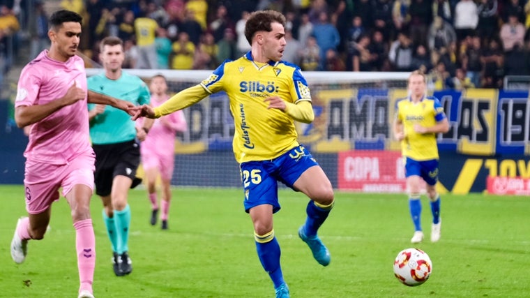 Óscar Melendo durante el Cádiz - Eldense de la Copa del Rey.