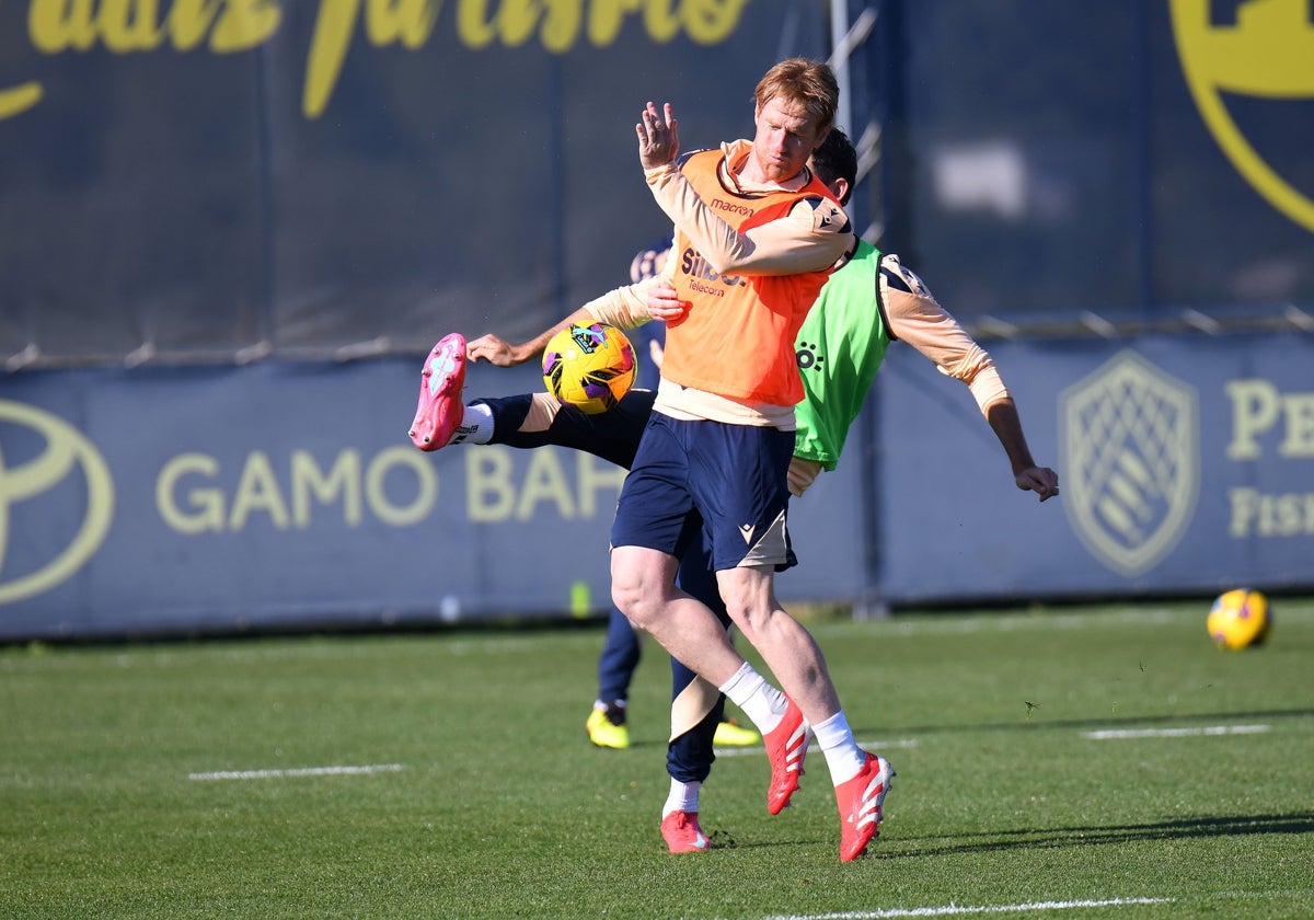 Álex se protege durante un entrenamiento.