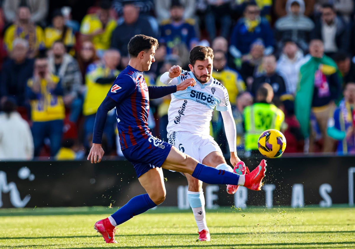 Víctor Chust envió un balón al aire para que Ontiveros sacase oro consiguiendo abrir el marcador.