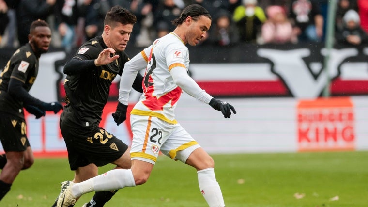 Jorge Meré junto a Raúl de Tomás durante un Rayo Vallecano - Cádiz de la temporada pasada.