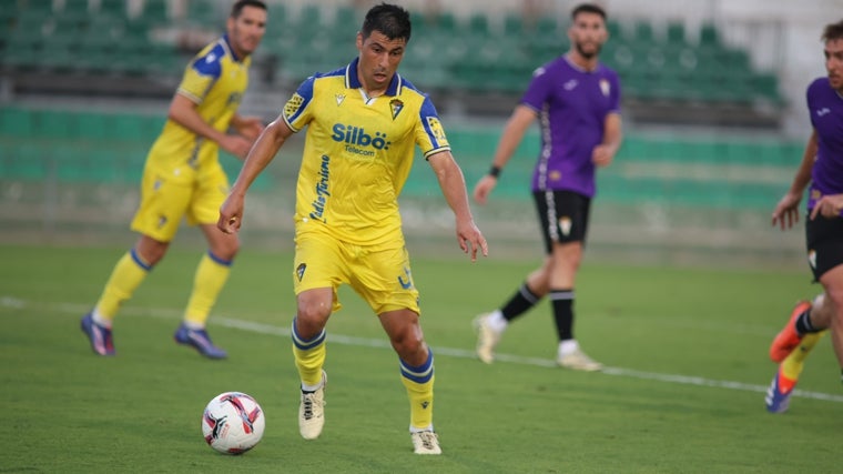 Tomás Alarcón en un encuentro amistoso con el Cádiz CF.