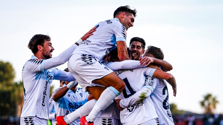 El Cádiz CF goleó 1-4 al Eldense.