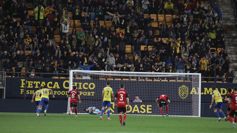 David Gil para el penalti a Panichelli con 1-0 en el marcador.